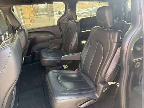 Used 2019 Chrysler Pacifica Touring-L w/ Advanced Safetytec Group FWD image 22