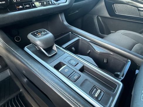 Used 2022 Nissan Pathfinder SV FWD image 32