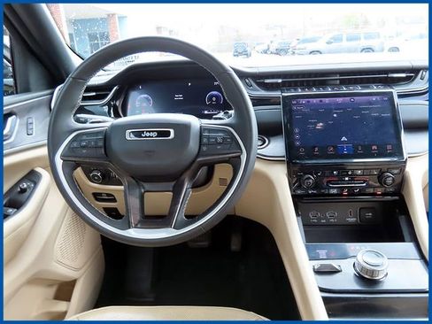 Used 2023 Jeep Grand Cherokee L Limited w/ Luxury Tech Group II AWD/4WD image 13