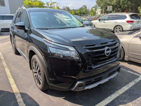 Used 2025 Nissan Pathfinder Platinum w/ Black Appearance Package FWD image 1