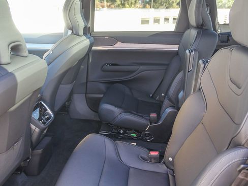 New 2025 Volvo EX90 Plus image 16