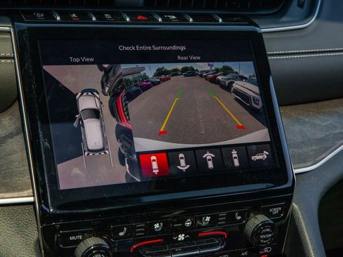 Used 2025 Jeep Grand Cherokee Limited w/ Luxury Tech Group II image 16