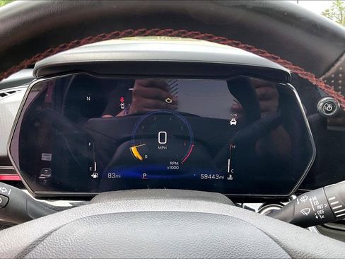 Used 2025 Chevrolet Trax RS w/ Sunroof Package FWD image 19