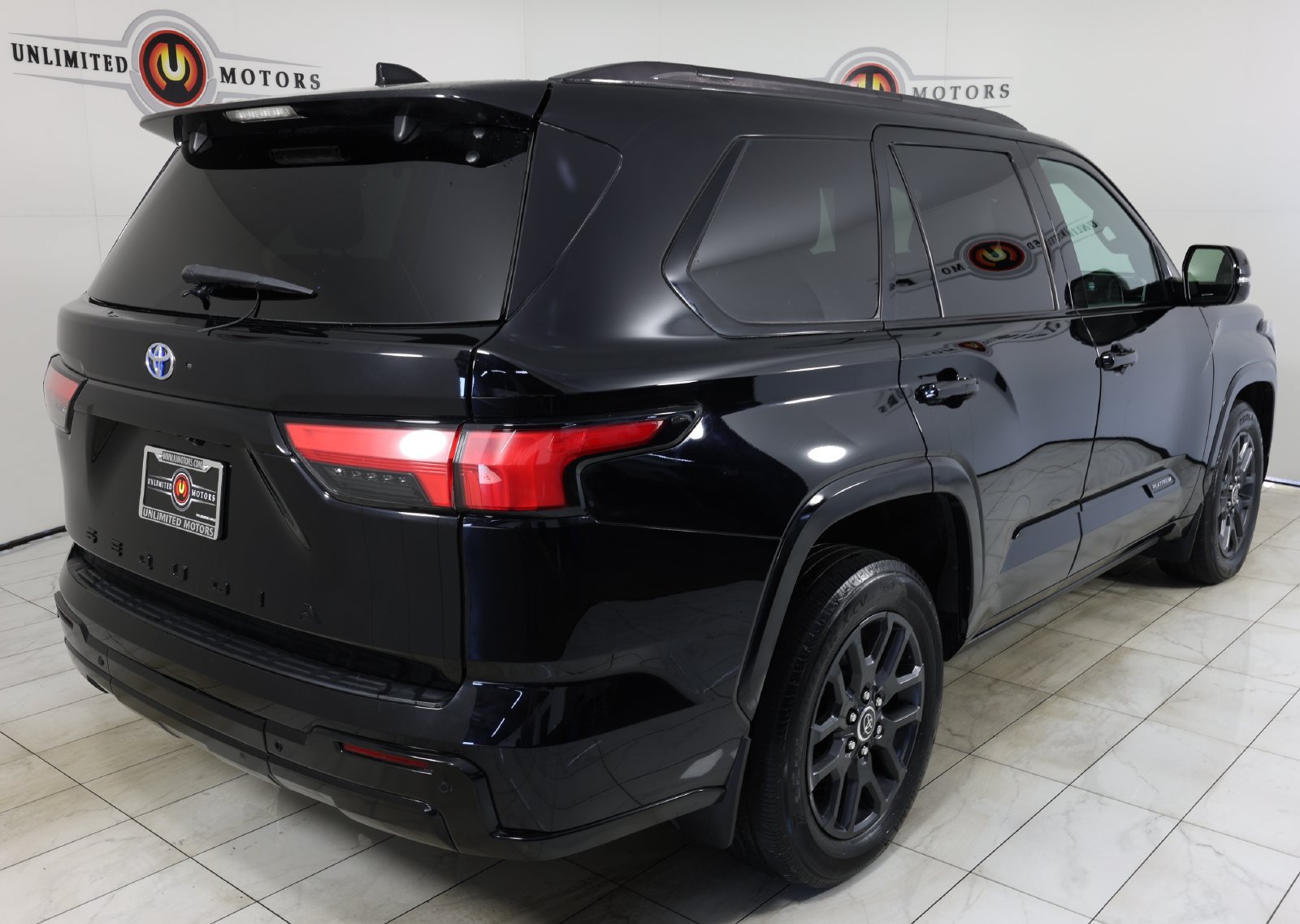 Used 2023 Toyota Sequoia Platinum AWD/4WD image 3