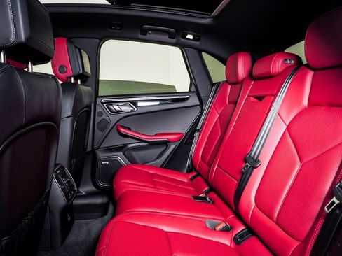 Certified 2025 Porsche Macan image 17