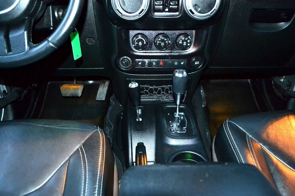 Used 2015 Jeep Wrangler Unlimited Rubicon w/ Dual Top Group AWD/4WD image 21
