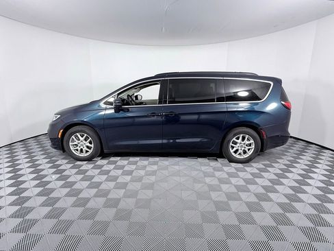 Used 2022 Chrysler Pacifica Touring-L w/ Uconnect Theater Family Group image 7