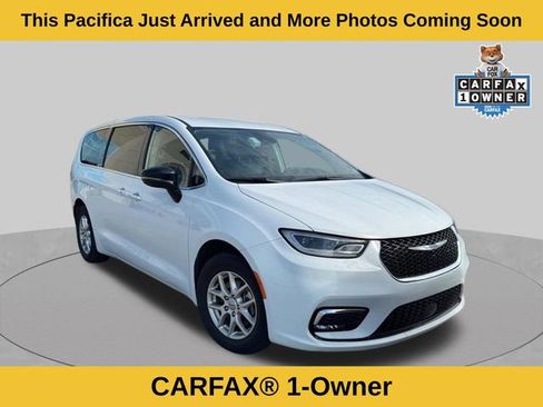 Used 2024 Chrysler Pacifica Touring-L FWD image 2