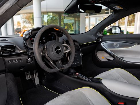 Used 2023 McLaren Artura image 37