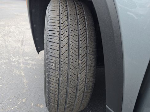 Used 2023 Chevrolet Traverse LT w/ Rear Camera Mirror Package image 30