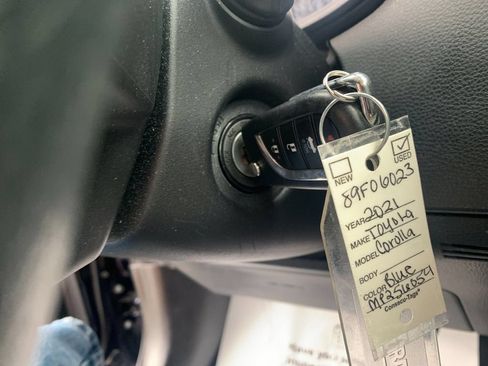 Used 2021 Toyota Corolla LE FWD image 25
