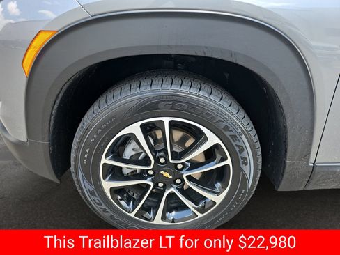 Used 2025 Chevrolet TrailBlazer LT AWD/4WD image 40