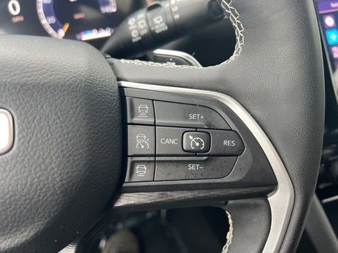 Used 2024 Jeep Grand Cherokee L Altitude AWD/4WD image 12