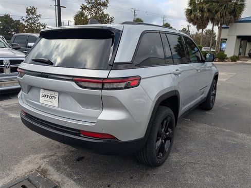 New 2025 Jeep Grand Cherokee Altitude image 3