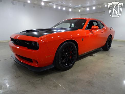 Used 2016 Dodge Challenger SRT Hellcat image 3