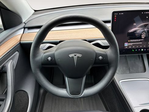 Used 2024 Tesla Model Y Long Range RWD image 12
