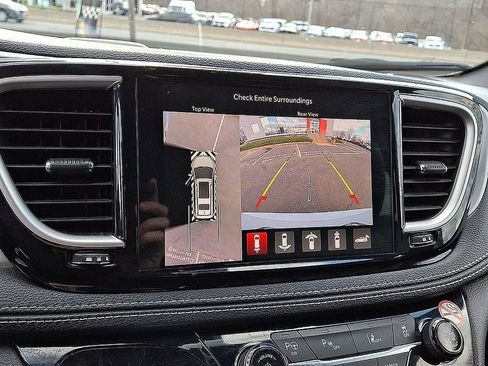 Used 2024 Chrysler Pacifica Limited FWD image 19