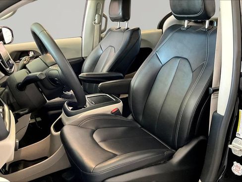Used 2024 Chrysler Pacifica Touring-L FWD image 21