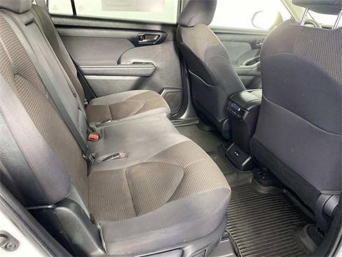 Used 2023 Toyota Highlander L image 12