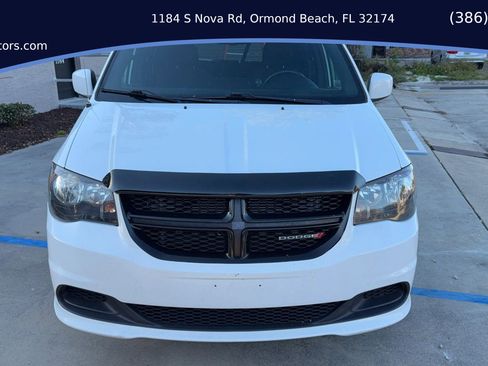 Used 2017 Dodge Grand Caravan SE image 2