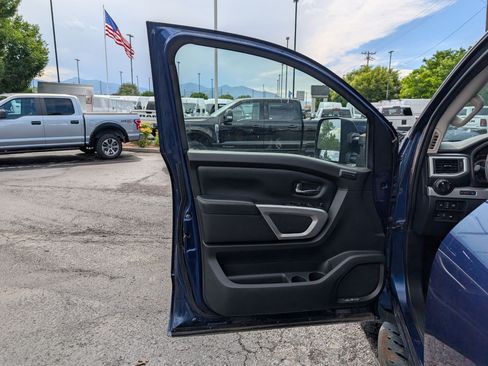 Used 2017 Nissan Titan PRO-4X w/ Pro-4x Convenience Package AWD/4WD image 14