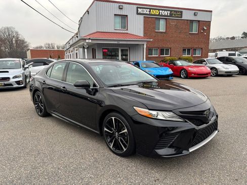 Used 2018 Toyota Camry XSE image 3