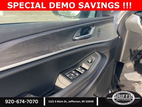 New 2025 Jeep Grand Cherokee Limited w/ Luxury Tech Group II image 17