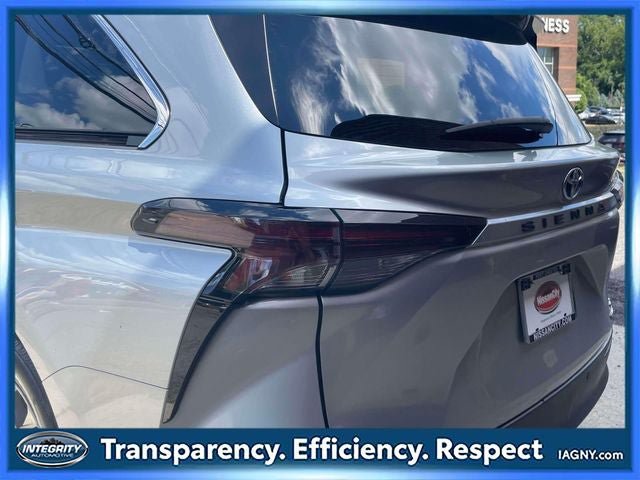 Used 2024 Toyota Sienna XLE FWD image 11
