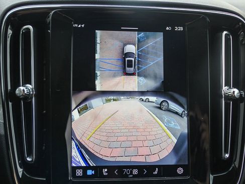 Used 2025 Volvo XC40 B5 Plus image 28