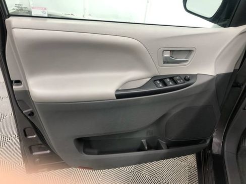 Used 2017 Toyota Sienna LE FWD image 12