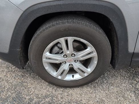 Used 2024 GMC Terrain SLE FWD image 3