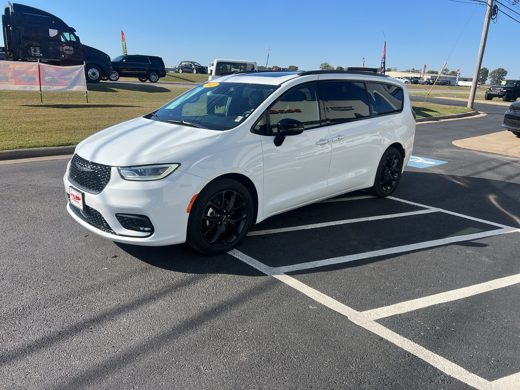 Used 2025 Chrysler Pacifica Limited FWD image 3