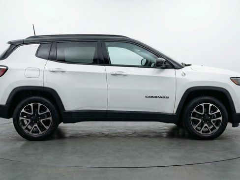 Used 2025 Jeep Compass Trailhawk AWD/4WD image 11