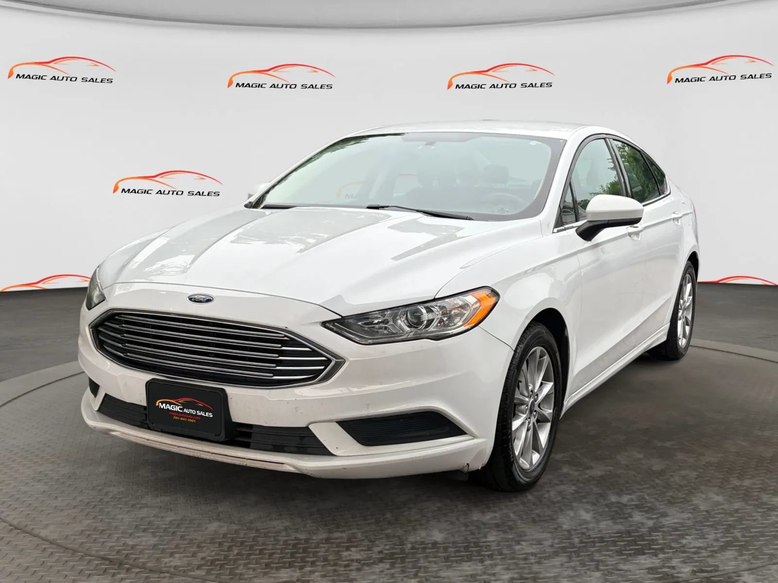 Used 2017 Ford Fusion SE w/ Fusion SE Technology Package FWD image 1