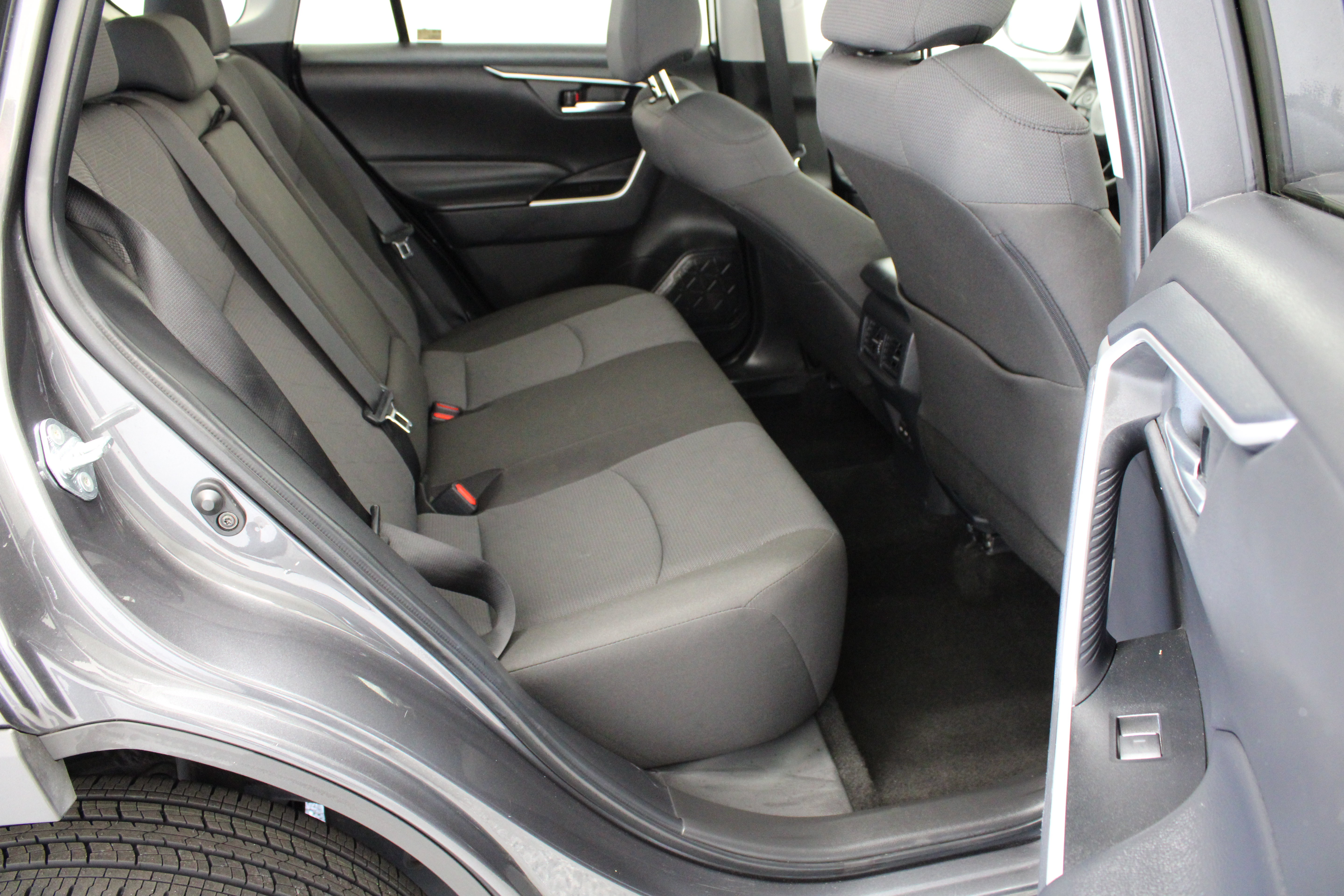 Used 2025 Toyota RAV4 XLE FWD image 33