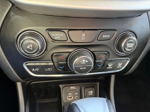Used 2017 Jeep Cherokee Overland FWD image 21