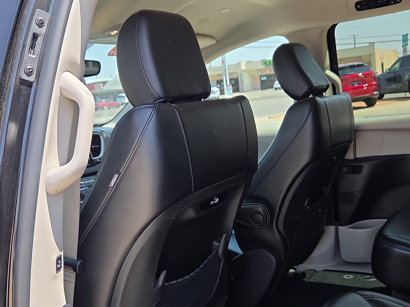 Used 2023 Chrysler Pacifica Touring-L FWD image 10