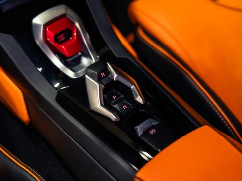 Used 2020 Lamborghini Huracan EVO RWD image 16