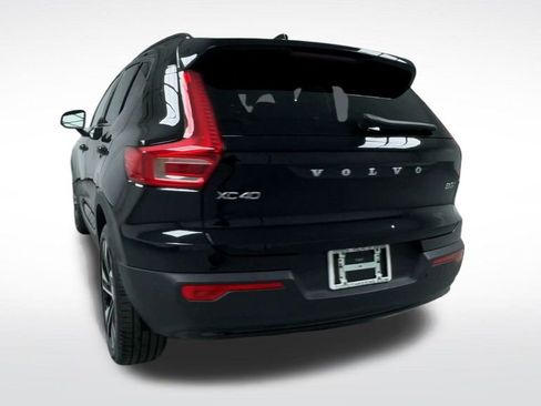 Used 2025 Volvo XC40 B5 Plus image 21