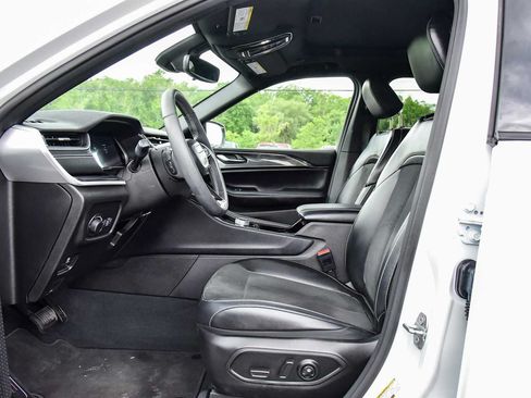 Used 2023 Jeep Grand Cherokee Altitude AWD/4WD image 14
