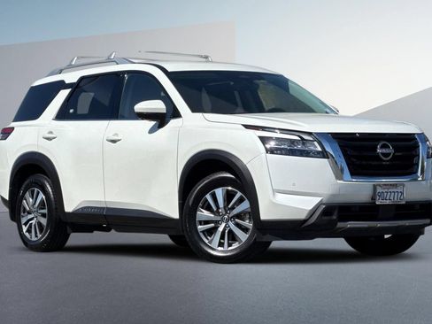 Certified 2023 Nissan Pathfinder SL FWD image 2