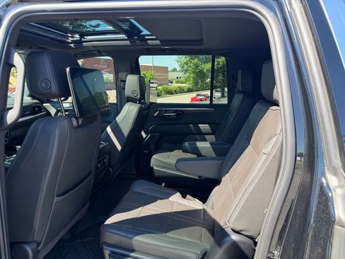 Used 2025 Chevrolet Suburban High Country AWD/4WD image 6