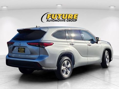 Used 2022 Toyota Highlander L FWD image 5