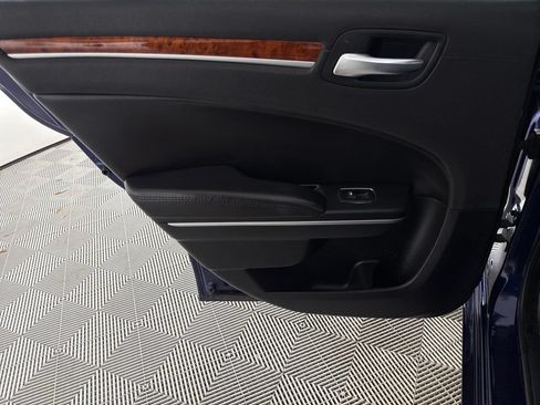 Used 2014 Chrysler 300 AWD image 11