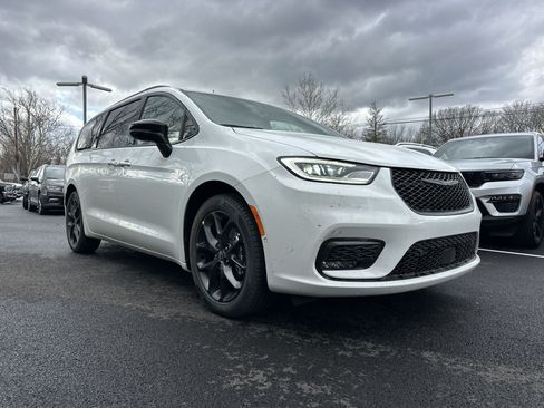 New 2026 Chrysler Pacifica Limited w/ S Appearance Package FWD image 21