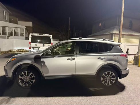 Used 2018 Toyota RAV4 Limited image 4