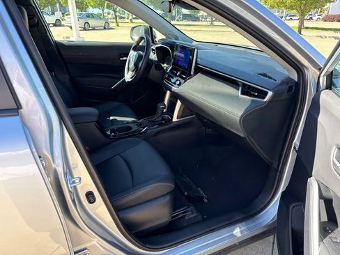 Used 2023 Toyota Corolla Cross XLE w/ Convenience Package AWD/4WD image 18