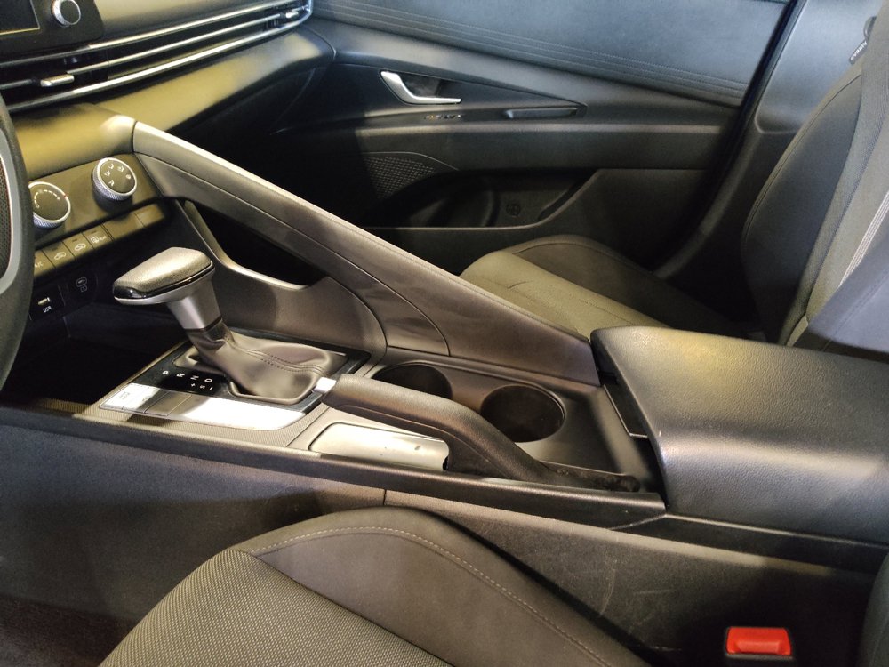 Used 2025 Hyundai Elantra SE FWD image 26