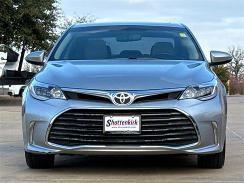 Used 2016 Toyota Avalon XLE Premium image 2