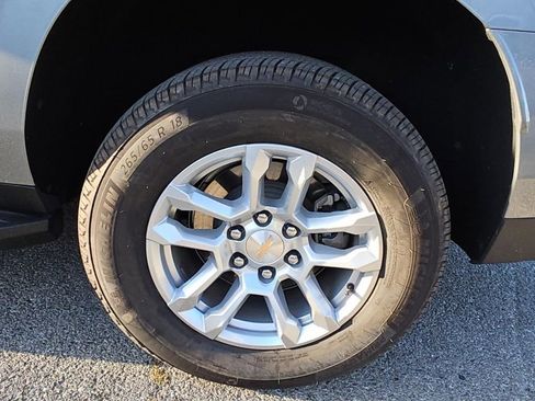 Used 2025 Chevrolet Suburban LT w/ Comfort Package AWD/4WD image 6